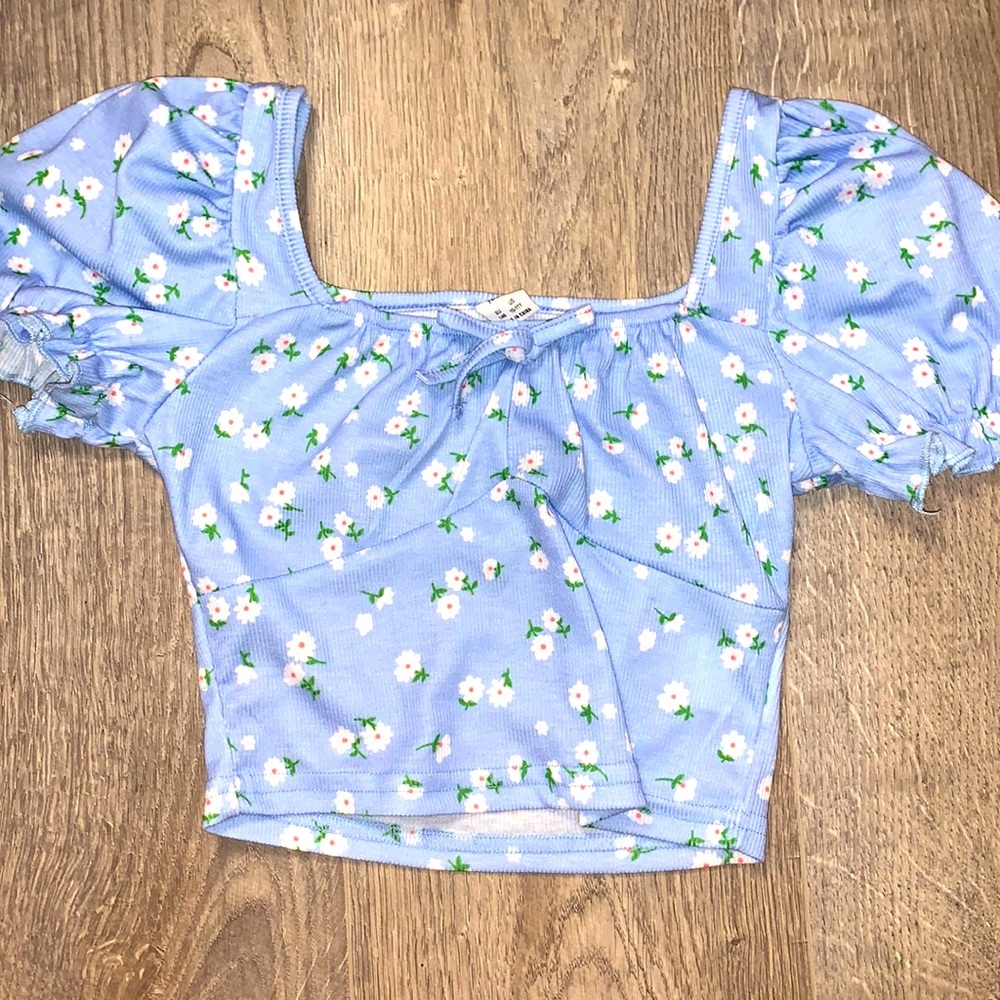 A blue flower too short sleeve. Ruffles on sleeves.